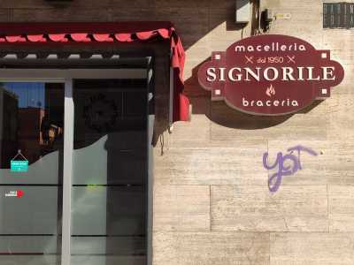 ...e Signorile in via Giulio Petroni (del 1950). Decidiamo di visitare quest�ultima, che pu� vantare qualche anno in pi� rispetto alle altre. Si trova nella predetta strada, ad angolo con via Laterza, nel quartiere Carrassi